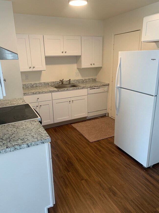Building Photo - 3 br, 1 bath House - 215 SE 148th Ave