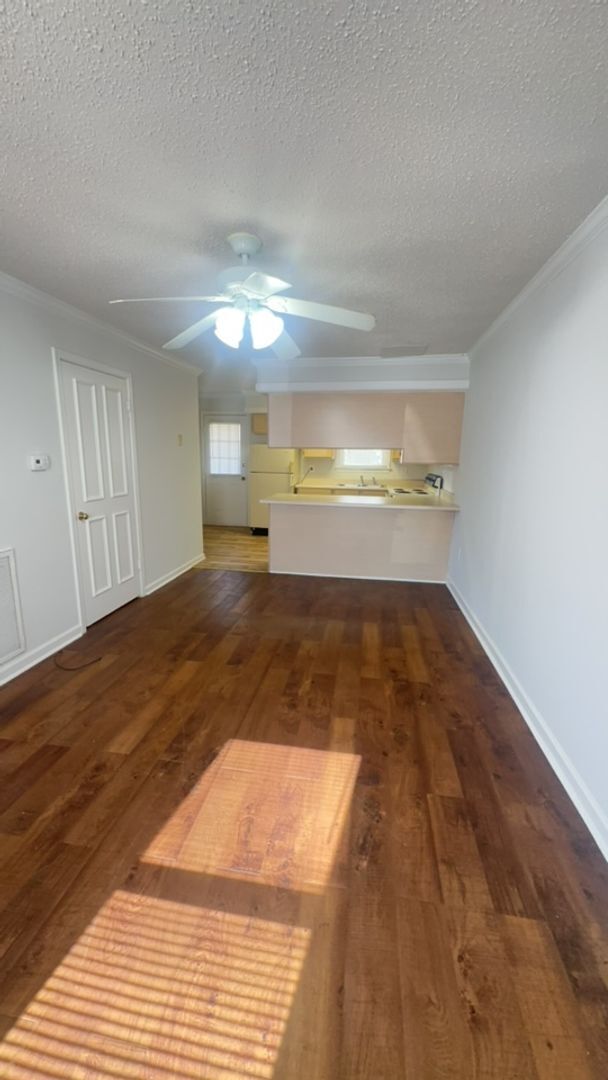 Building Photo - Recently renovated 2bedroom 1 bath townhom...