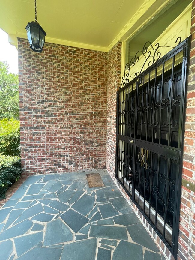 Building Photo - 2 bedroom 3 bath  Mid- Century style home! This home has a wonderful outdoor area great for Enter...