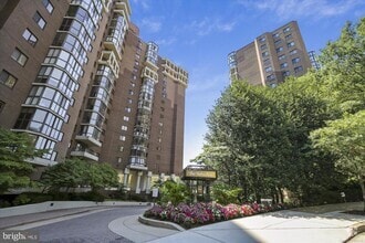 Building Photo - 1600 N Oak St