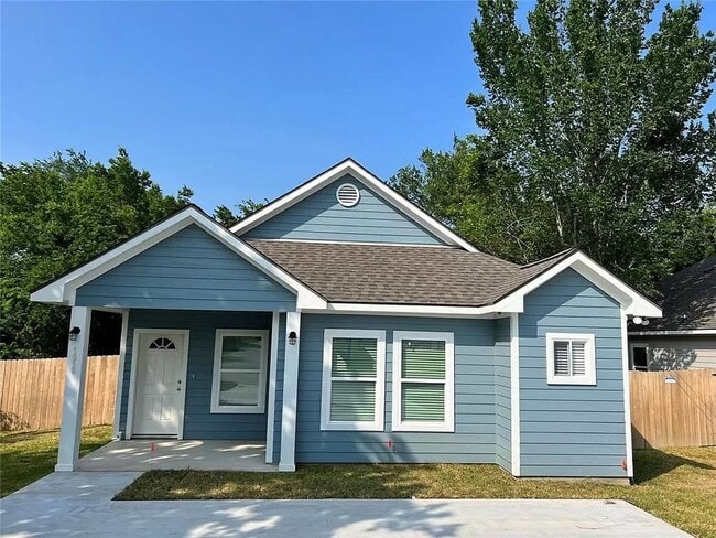 Building Photo - 4 Bedroom 3 Bath
