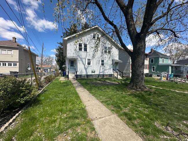 Patio trasero cercado - 2037 Floral Ave