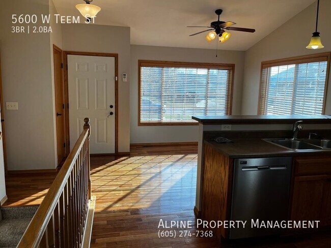 Building Photo - 3 Bed/2 Bath West Side Home!