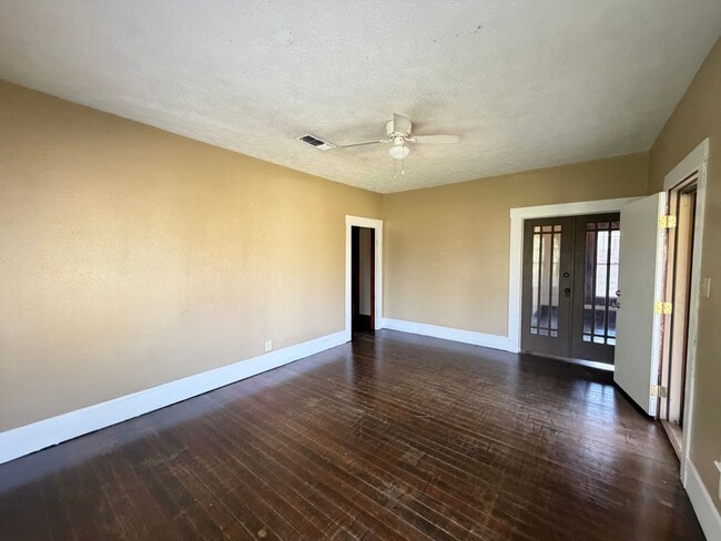 Building Photo - 4 bedroom 2 bath house!