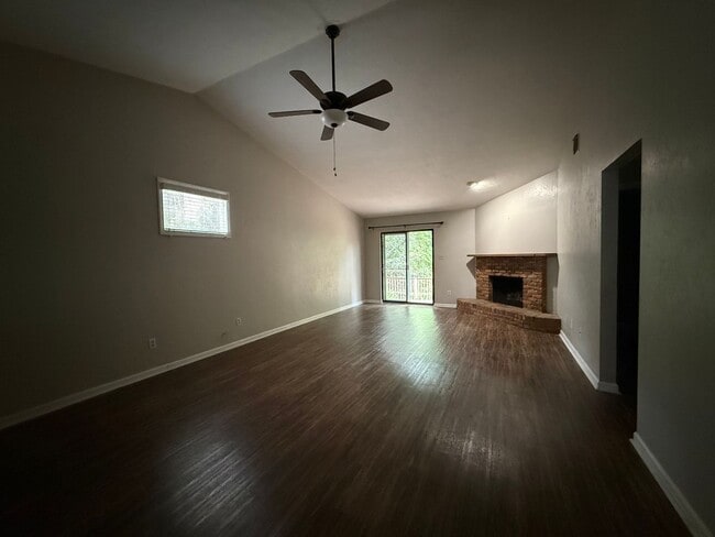 Building Photo - Brewster Estates unit avail NOW!!!