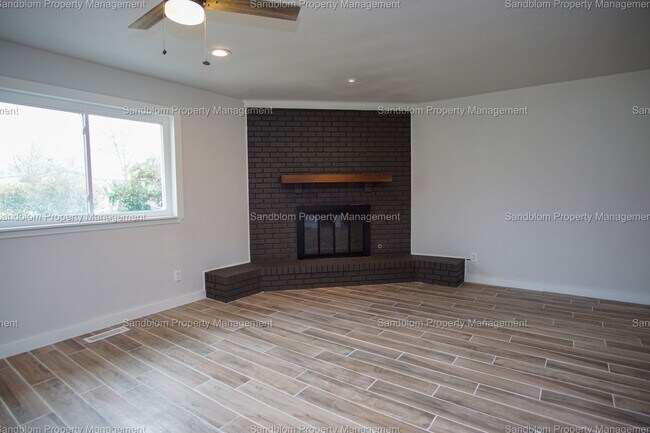 Foto del edificio - FOR LEASE | Broken Arrow | $1600 Rent | 3 ...