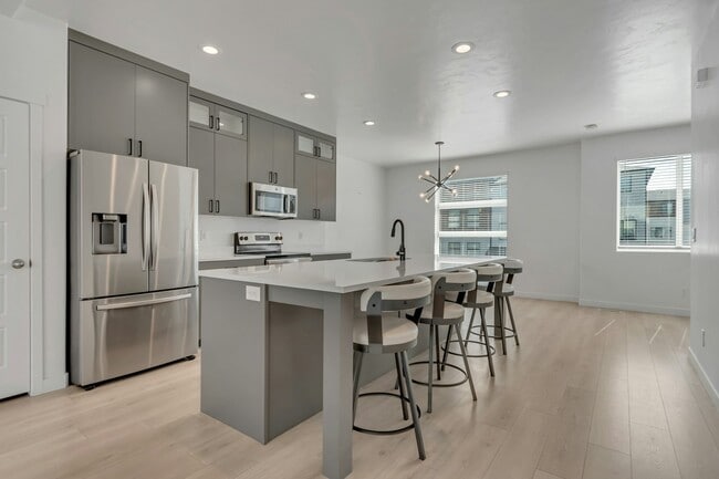Building Photo - 501 1080 W