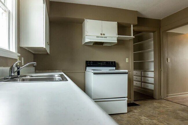 Cocina - 232 E 13th St