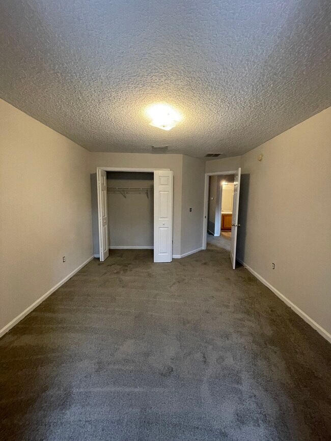 Foto del edificio - 5260 Collins Rd