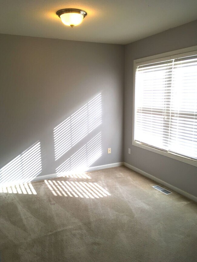 Foto del edificio - Spacious 2-bed, 2-bath duplex available for June!