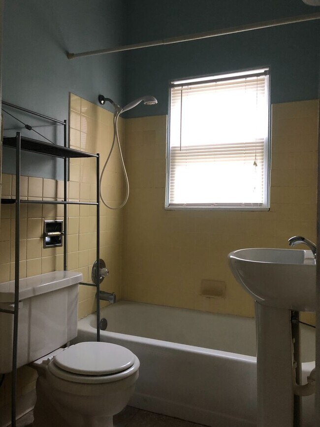 Foto del edificio - Cute 2 bedroom house next to park!