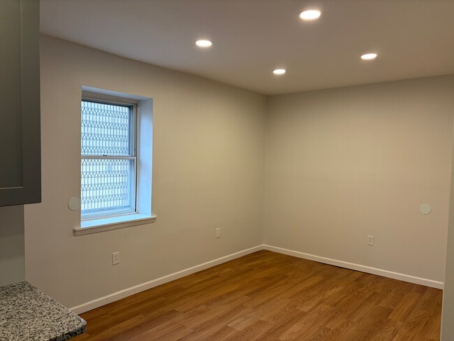 Photo - 15 E Read St Apartment