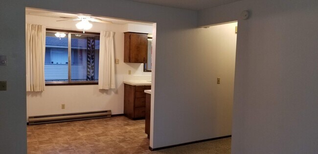 Dining room to kitchen - 909 Grove St