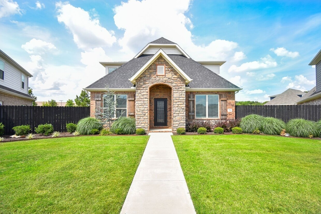 Luxurious 4 Bedroom, 3.5 Bathroom Home In Fayetteville!! Minutes from the U of A!! - Luxurious  4 Bedroom, 3.5 Bathroom Home In Fayetteville!!  Minutes from the U of A!!