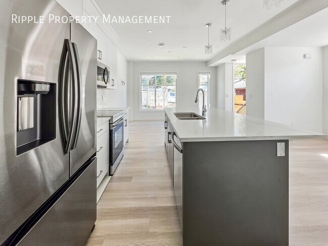 Photo du bâtiment - BRAND NEW SPACIOUS 3 BEDS, 2.5 BATHS TOWNHOUSE | PRIME MONTGOMERY LOCATION NEAR THE RIVER