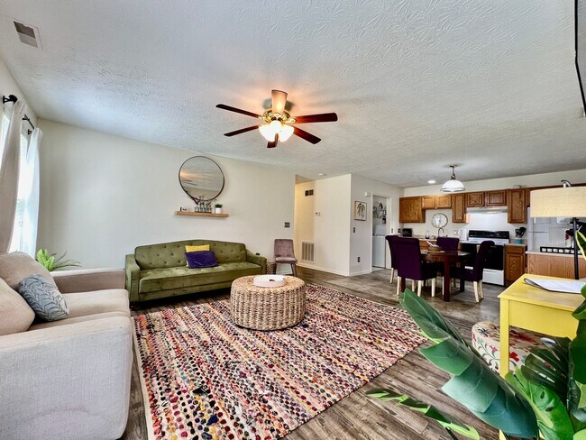 Foto del edificio - Fully furnished rental home for Corporate housing or insurance stays