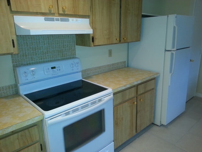Building Photo - *** ANNUAL *** NAPLES PARK *** PET FRIENDL...