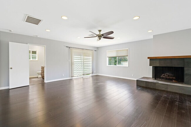 Building Photo - 5343 Blanco Way
