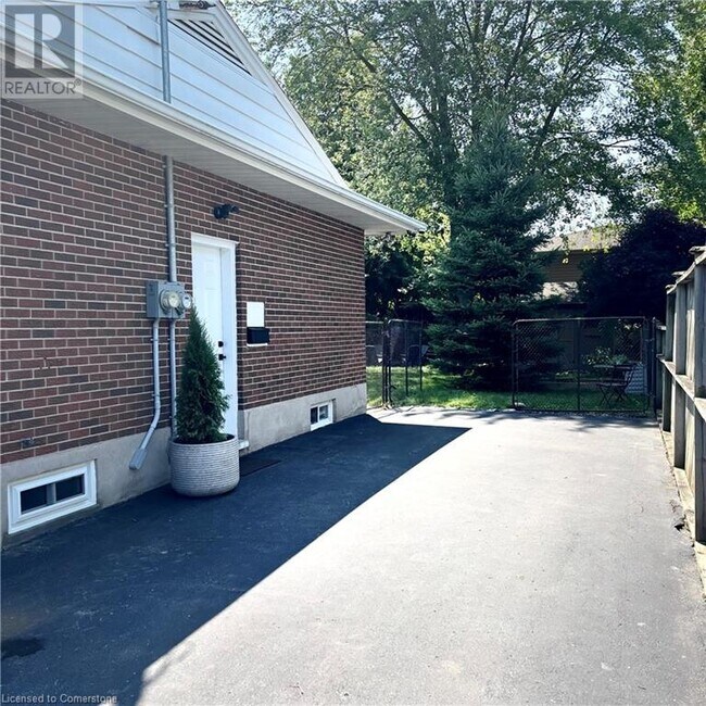 Photo du bâtiment - 83 Burbank Rd