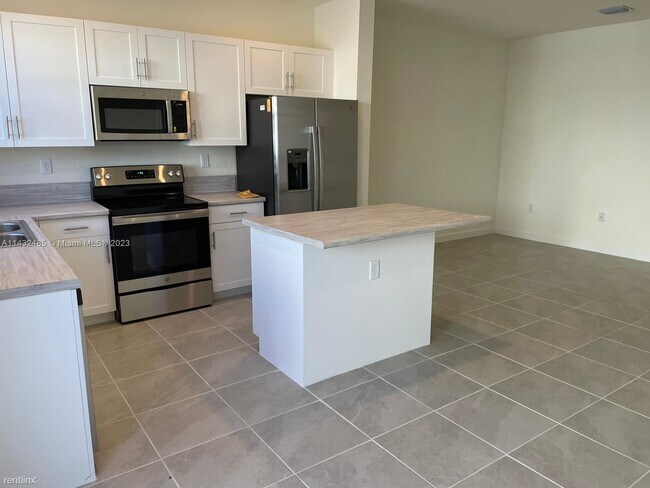 Building Photo - 3 br, 3 bath House - 3431 W 112th Ter # 34...