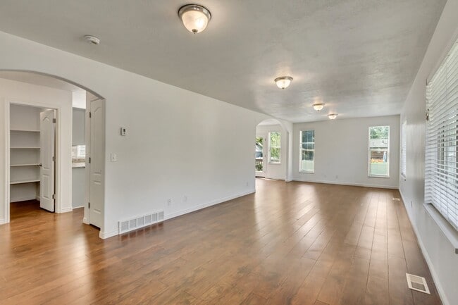 Building Photo - 8637 Goldenrain Cir
