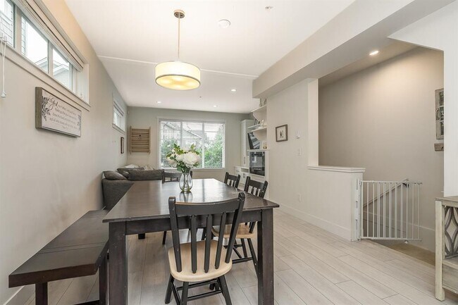 Photo du bâtiment - 21150-21150 76A Ave