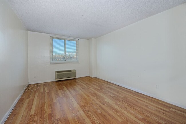 Foto del edificio - 100 Manhattan Ave