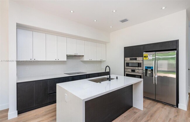 Foto del edificio - $7,300 6650 SW 84th St # 6650