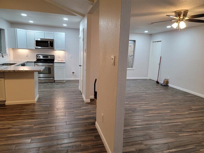 Foto del edificio - 22303 Red River Dr