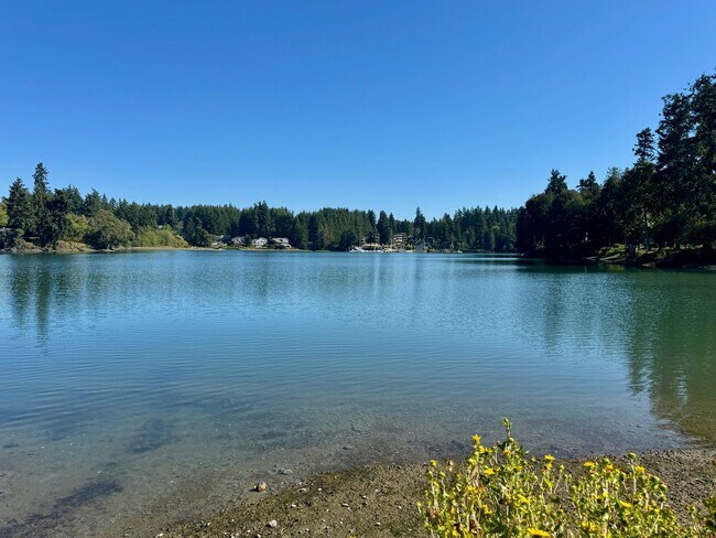 Building Photo - Desirable Eagle Harbor waterfront, fully f...