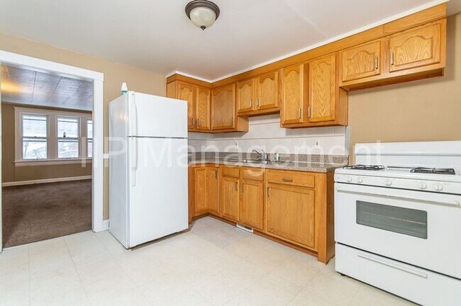 Foto del edificio - 2BD UPSTAIRS- Bedford - Two-Family House