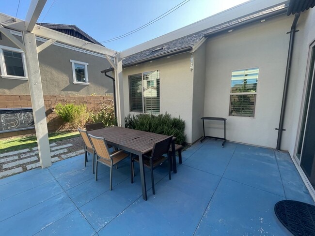 Building Photo - Hard to Find -UCI Campus! 4 bed/3 Full Bat...