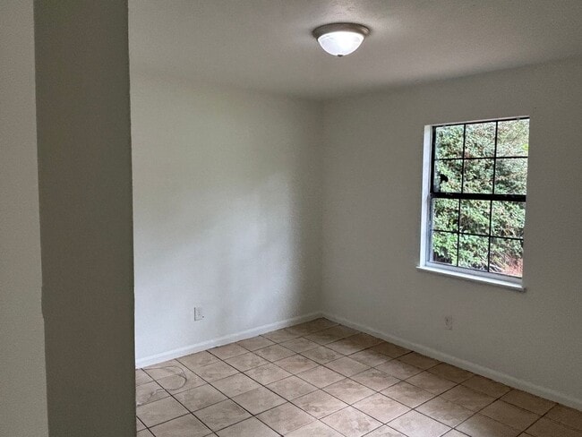 Building Photo - 260 White Oak Dr