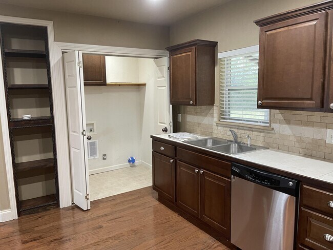 Building Photo - 312 Circle Dr