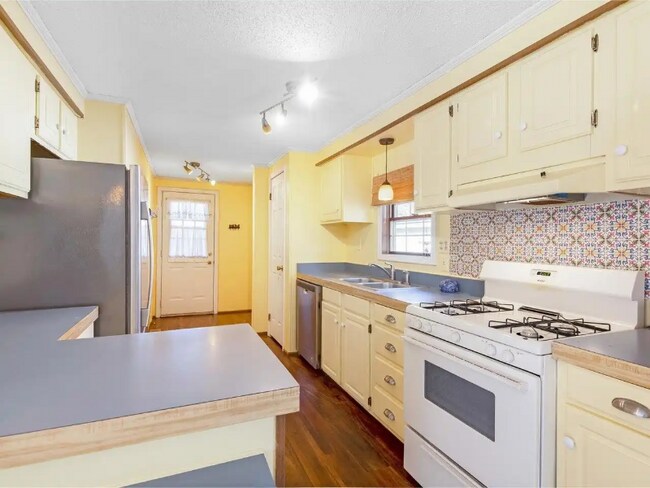 Building Photo - 148 Williston Woods Rd