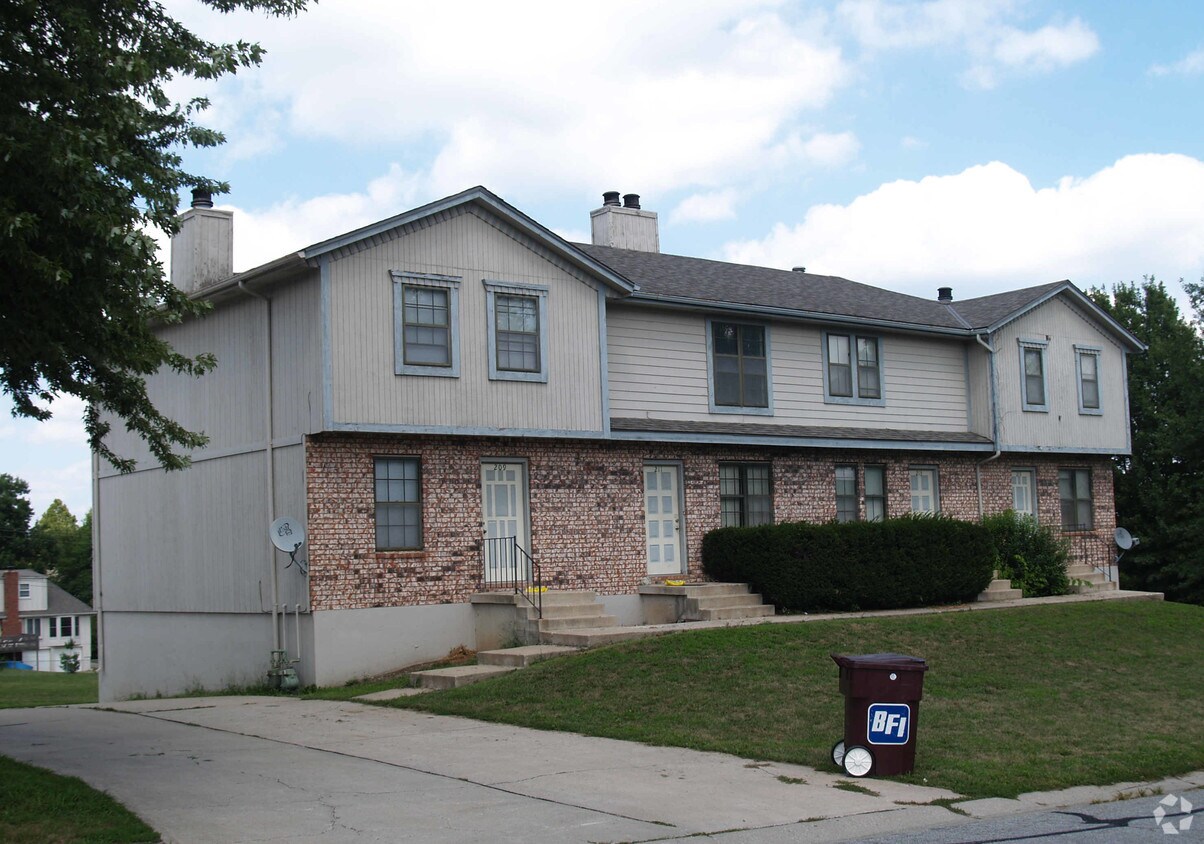 Primary Photo - 209 NE Cedar Ct