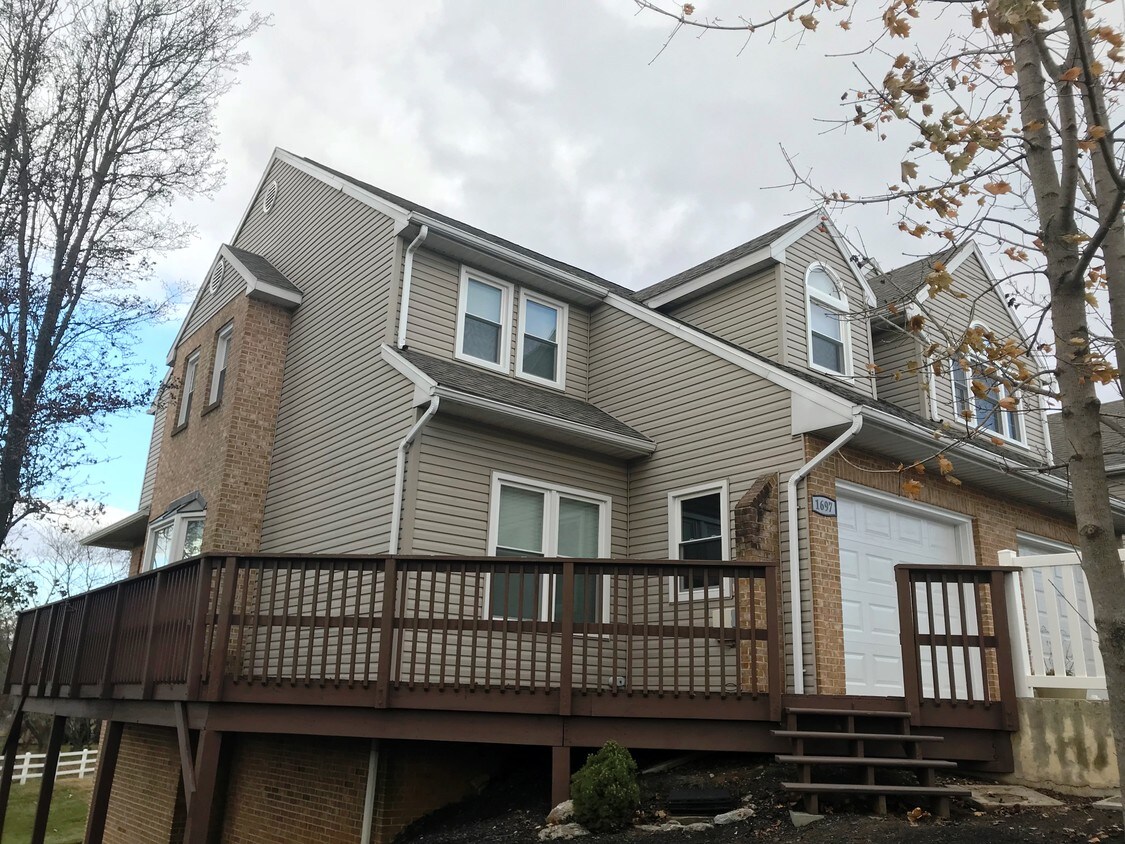 1697 MacIntosh Way, Hummelstown, PA 17036 Townhome Rentals in