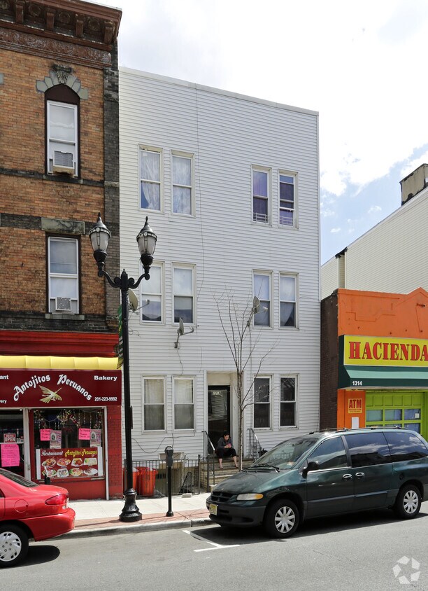 Primary Photo - 1318 Summit Ave