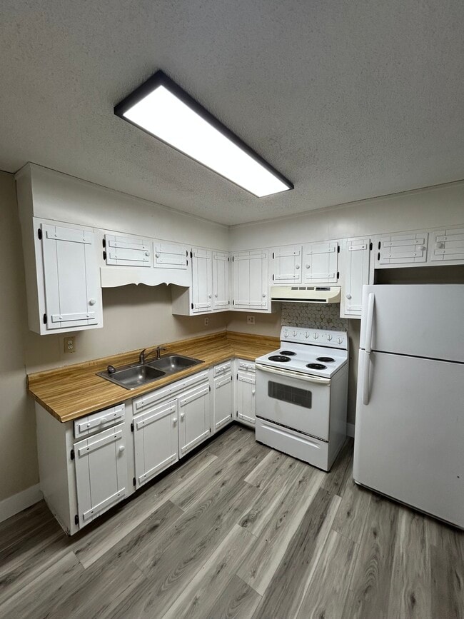 Building Photo - 572 Highland Dr SW