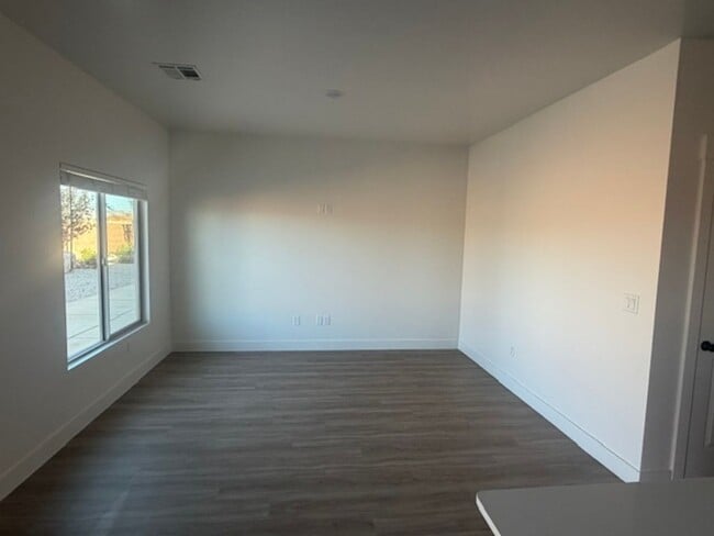 Building Photo - Townhome in South Desert