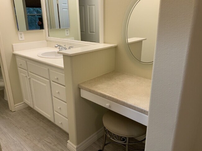 Foto del edificio - Beautiful Valencia Townhome in the Highly Desirable Village Walk Community