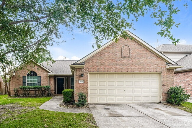 Building Photo - 549 Green Cedar Dr