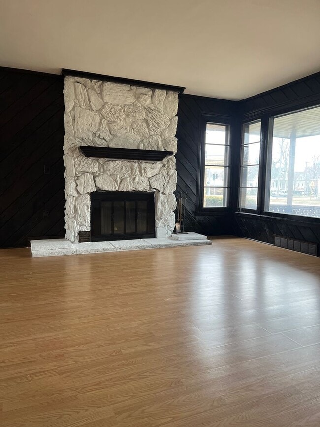 Building Photo - 3 Bedroom 2 Bathroom House in Lansing !!!!...
