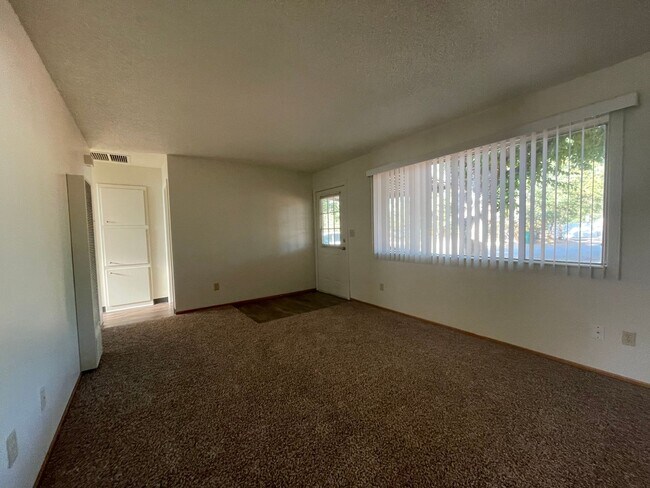 Foto del edificio - 6635-6637 Turtle Ln