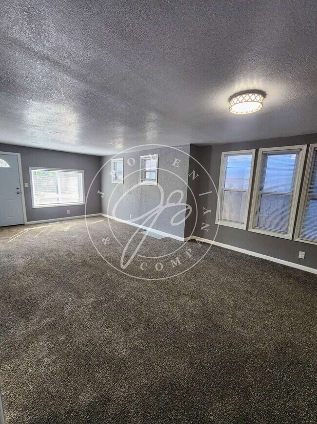 Foto del edificio - Brand New! Central Air! Full Basement! Det...