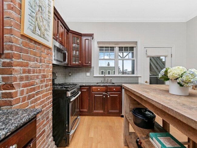 Building Photo - 272 Bunker Hill St