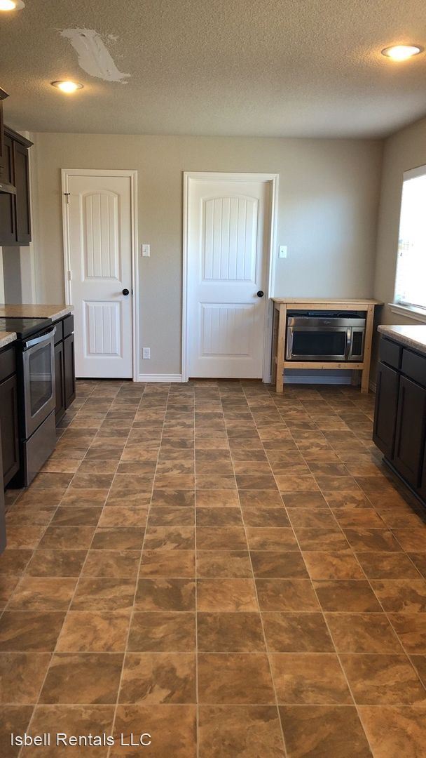 Building Photo - 5 br, 2.5 bath House - 7004 American West ...