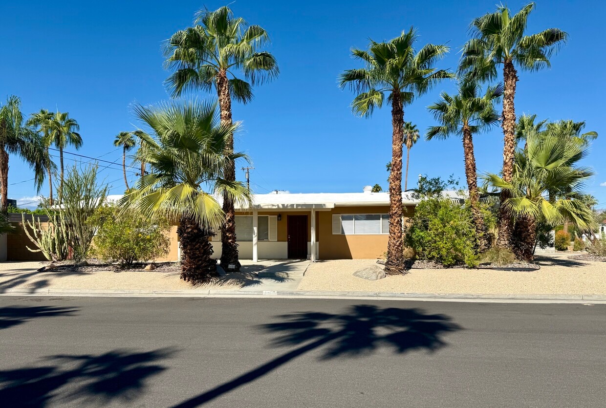 Single Family Home for Rent in Central Palm Springs. - 1450 E Granvia Valmonte