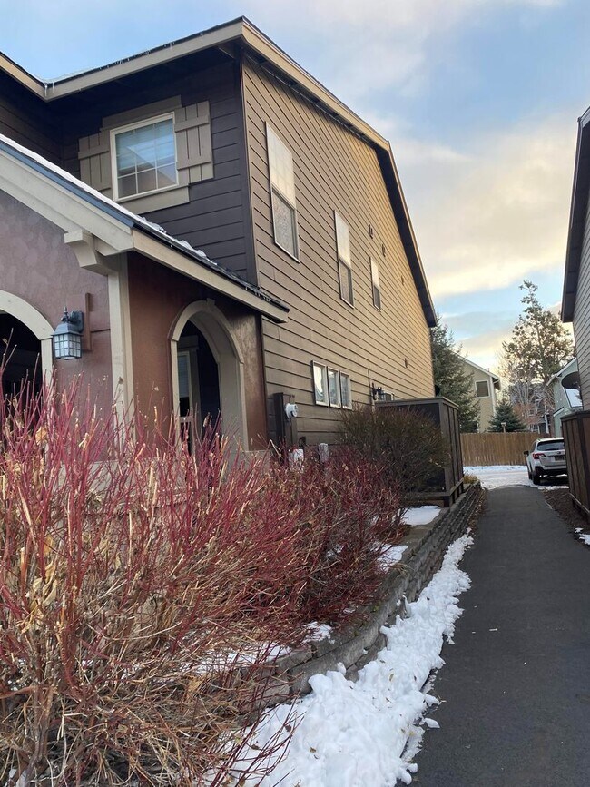 Foto del edificio - 3 bedroom,  2 1/2 bath townhouse
