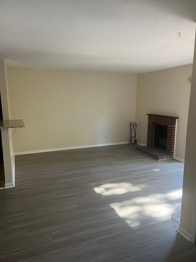 Building Photo - Spacious 1br/1ba Condo